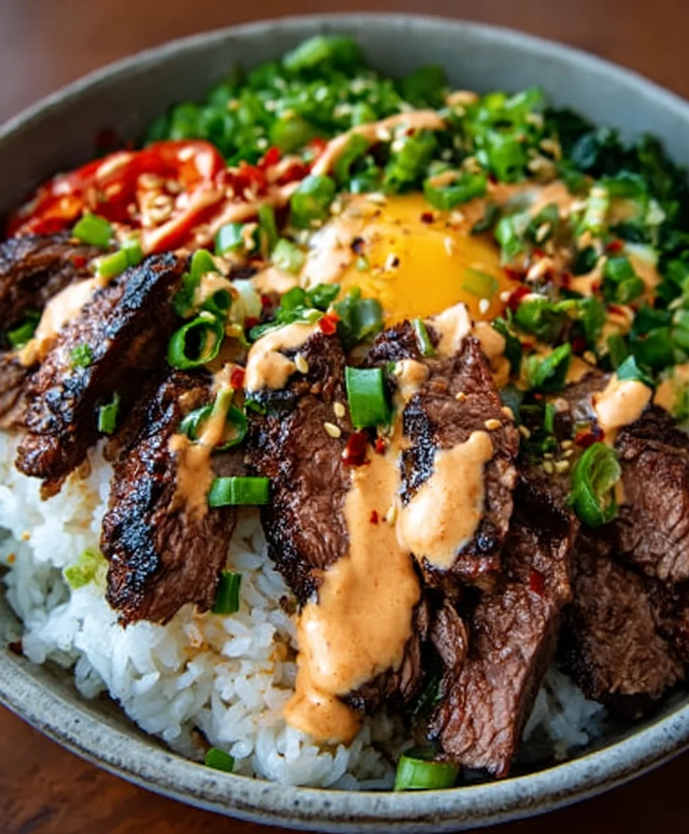 Korean BBQ Steak Reis Bowls mit scharfer Cream Sauce